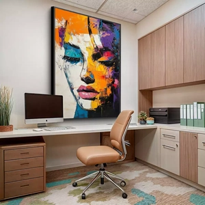 Quadro Mulher Abstrata em Sonhos Cromáticos Intensos deitado sobre a superfície, mostrando os detalhes da moldura inferior direita.