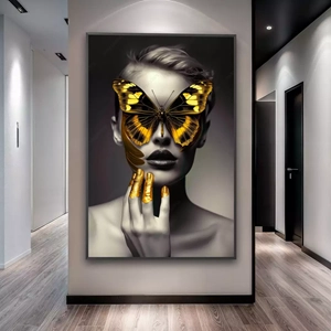 Quadro Mulher com Borboleta deitado sobre a superfície, mostrando os detalhes da moldura inferior direita.