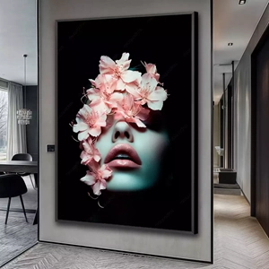 Quadro Mulher Flores deitado sobre a superfície, mostrando os detalhes da moldura inferior direita.