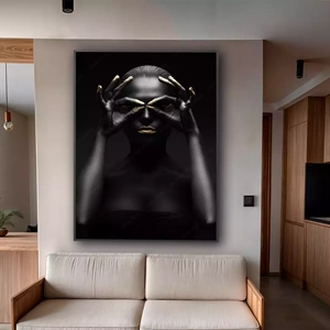 Quadro Mulher Negra com Olhos de Ouro Radiante deitado sobre a superfície, mostrando os detalhes da moldura inferior direita.