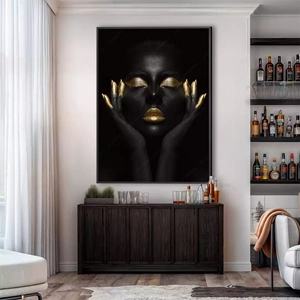 Quadro Mulher Negra Dourada Beleza Reluzente e Misteriosa deitado sobre a superfície, mostrando os detalhes da moldura inferior direita.