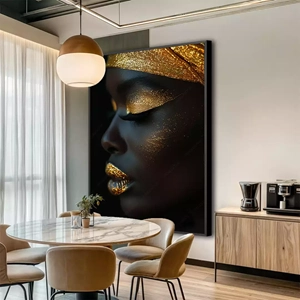 Quadro Mulher Negra Dourada Brilho de Estrelas Eternas deitado sobre a superfície, mostrando os detalhes da moldura inferior direita.