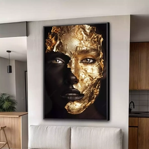Quadro Mulher Negra Dourada em Contrastes de Luz deitado sobre a superfície, mostrando os detalhes da moldura inferior direita.