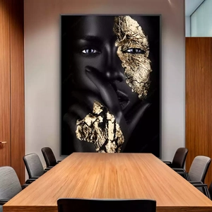 Quadro Mulher Negra Dourada em Fragmentos de Expressão Majestosa deitado sobre a superfície, mostrando os detalhes da moldura inferior direita.