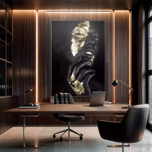 Quadro Mulher Negra Dourada em Reflexos de Majestade deitado sobre a superfície, mostrando os detalhes da moldura inferior direita.