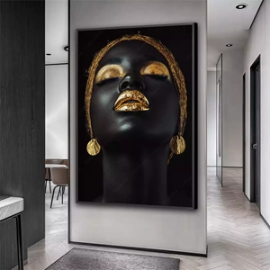 Quadro Mulher Negra Dourada em Silêncio Radiante deitado sobre a superfície, mostrando os detalhes da moldura inferior direita.