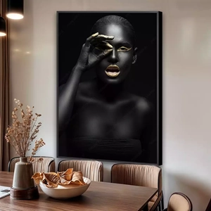 Quadro Mulher Negra Mistério e Brilho Dourado deitado sobre a superfície, mostrando os detalhes da moldura inferior direita.
