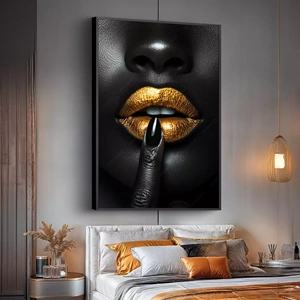 Quadro Mulher Negra Silêncio e Luxo Dourado deitado sobre a superfície, mostrando os detalhes da moldura inferior direita.
