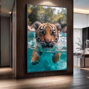 Quadro Nado do Pequeno Tigre deitado sobre a superfície, mostrando os detalhes da moldura inferior direita.