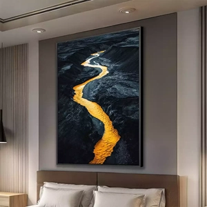 Quadro Natureza Fluindo em Ouro e Sombra deitado sobre a superfície, mostrando os detalhes da moldura inferior direita.
