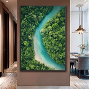 Quadro Natureza Intocada do Rio Serpenteando em Verde deitado sobre a superfície, mostrando os detalhes da moldura inferior direita.
