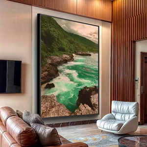 Quadro Natureza Selvagem em Costas Verdejantes Pacíficas deitado sobre a superfície, mostrando os detalhes da moldura inferior direita.