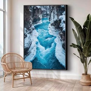 Quadro Natureza Selvagem em Inverno Congelante deitado sobre a superfície, mostrando os detalhes da moldura inferior direita.