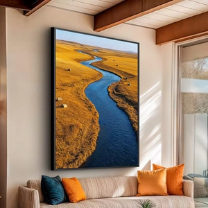Quadro Natureza Serpenteando por Prados Dourados Eternos deitado sobre a superfície, mostrando os detalhes da moldura inferior direita.
