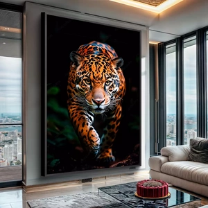 Quadro Onça deitado sobre a superfície, mostrando os detalhes da moldura inferior direita.