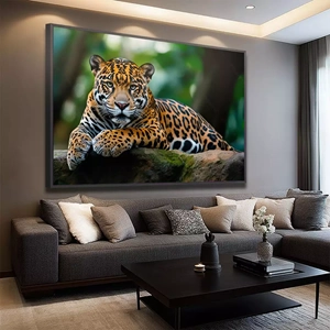 Quadro Onça na Floresta deitado sobre a superfície, mostrando os detalhes da moldura inferior direita.