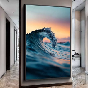Quadro Ondas do Mar Abraçando o Pôr do Sol deitado sobre a superfície, mostrando os detalhes da moldura inferior direita.