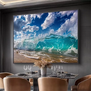 Quadro Ondas do Mar Brilhando em Verde Místico deitado sobre a superfície, mostrando os detalhes da moldura inferior direita.