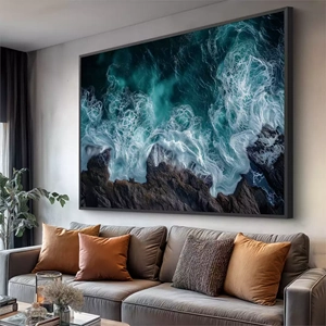 Quadro Ondas do Mar Envolvendo as Rochas deitado sobre a superfície, mostrando os detalhes da moldura inferior direita.