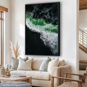 Quadro Ondas do Mar Iluminando a Noite deitado sobre a superfície, mostrando os detalhes da moldura inferior direita.