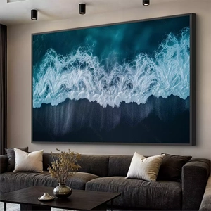 Quadro Ondas do Mar Sussurrando Segredos Profundos deitado sobre a superfície, mostrando os detalhes da moldura inferior direita.