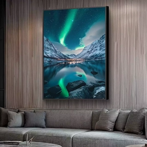 Quadro Paisagem de Aurora Boreal no Céu Ártico deitado sobre a superfície, mostrando os detalhes da moldura inferior direita.
