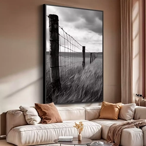 Quadro Paisagem de Cerca ao Horizonte com Céu Tempestuoso deitado sobre a superfície, mostrando os detalhes da moldura inferior direita.