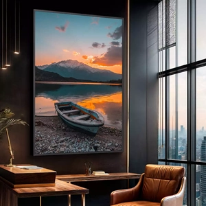 Quadro Paisagem de Montanhas ao Crepúsculo Refletido deitado sobre a superfície, mostrando os detalhes da moldura inferior direita.