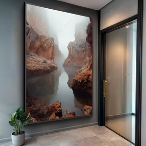 Quadro Paisagem de Névoa nos Cânions Misteriosos deitado sobre a superfície, mostrando os detalhes da moldura inferior direita.