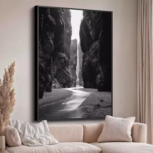 Quadro Paisagem de Penhascos e Rio Sereno Escarpado deitado sobre a superfície, mostrando os detalhes da moldura inferior direita.
