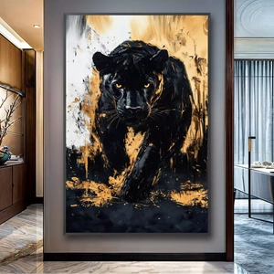 Quadro Pantera com Olhos Amarelos deitado sobre a superfície, mostrando os detalhes da moldura inferior direita.