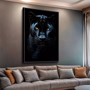 Quadro Pantera Negra nas Sombras deitado sobre a superfície, mostrando os detalhes da moldura inferior direita.