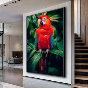 Quadro Papagaio deitado sobre a superfície, mostrando os detalhes da moldura inferior direita.