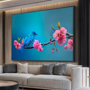 Quadro Pássaro Azul com Flores deitado sobre a superfície, mostrando os detalhes da moldura inferior direita.
