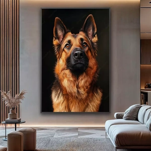 Quadro Pastor Alemão deitado sobre a superfície, mostrando os detalhes da moldura inferior direita.