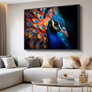 Quadro Pavão Majestoso deitado sobre a superfície, mostrando os detalhes da moldura inferior direita.