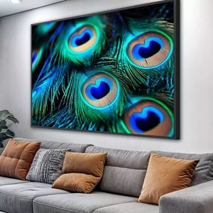 Quadro Pena de Pavão deitado sobre a superfície, mostrando os detalhes da moldura inferior direita.