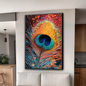 Quadro Pena de Pavão Com Gotas de Orvalho deitado sobre a superfície, mostrando os detalhes da moldura inferior direita.
