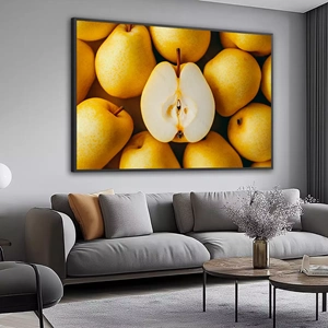 Quadro Pera deitado sobre a superfície, mostrando os detalhes da moldura inferior direita.