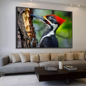 Quadro Pica Pau deitado sobre a superfície, mostrando os detalhes da moldura inferior direita.