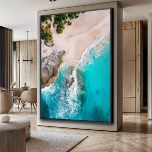 Quadro Praia das Ondas Celestes deitado sobre a superfície, mostrando os detalhes da moldura inferior direita.