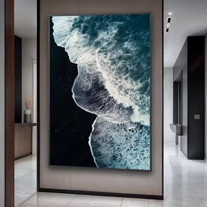 Quadro Praia de Areia Negra e Ondas Azuis deitado sobre a superfície, mostrando os detalhes da moldura inferior direita.