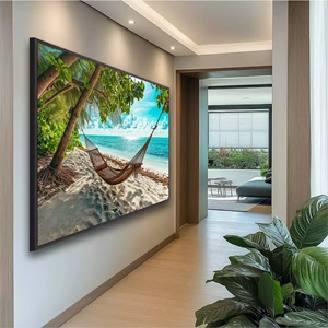 Quadro Praia de Refúgio Exuberante deitado sobre a superfície, mostrando os detalhes da moldura inferior direita.