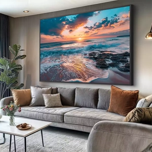Quadro Praia do Crepúsculo em Cores Vibrantes deitado sobre a superfície, mostrando os detalhes da moldura inferior direita.