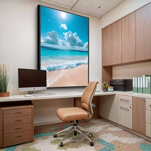 Quadro Praia dos Céus Azuis e Brisas Suaves deitado sobre a superfície, mostrando os detalhes da moldura inferior direita.