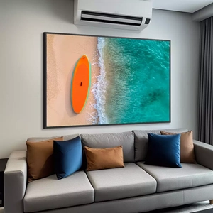 Quadro Prancha de Surf deitado sobre a superfície, mostrando os detalhes da moldura inferior direita.