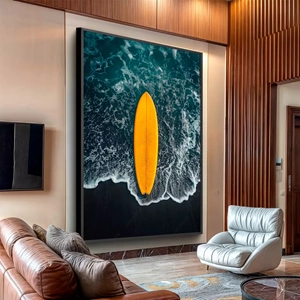 Quadro Prancha de Surf nas Ondas da Praia deitado sobre a superfície, mostrando os detalhes da moldura inferior direita.