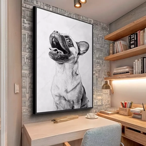 Quadro Pug Feliz deitado sobre a superfície, mostrando os detalhes da moldura inferior direita.