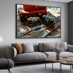 Quadro Retrô Vintage deitado sobre a superfície, mostrando os detalhes da moldura inferior direita.