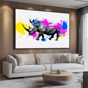 Quadro Rinoceronte Abstrato deitado sobre a superfície, mostrando os detalhes da moldura inferior direita.